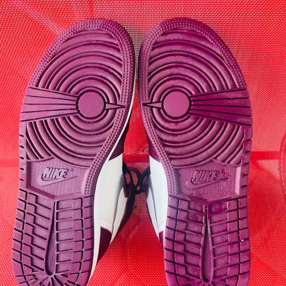 Nike boys athletic sneakers youth size 7 white/Maroon Like new. Worn twice only. - Picture 7 of 7